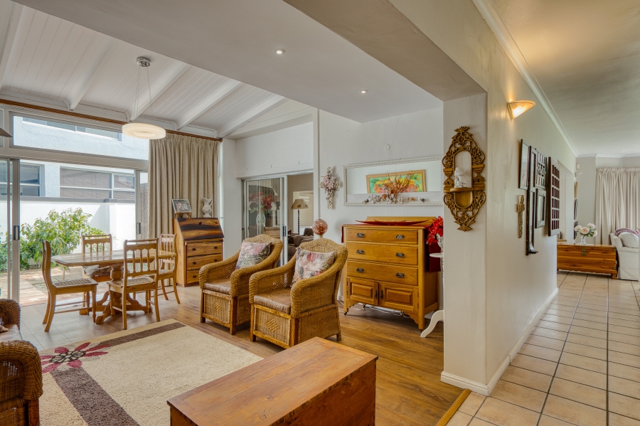 To Let 6 Bedroom Property for Rent in Greenways Golf Estate Western Cape